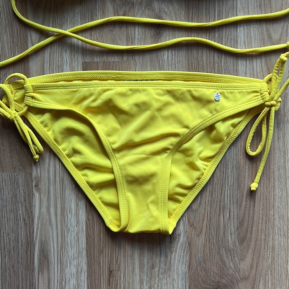 Kirra yellow two piece bathing suit bikini - Picture 3 of 7